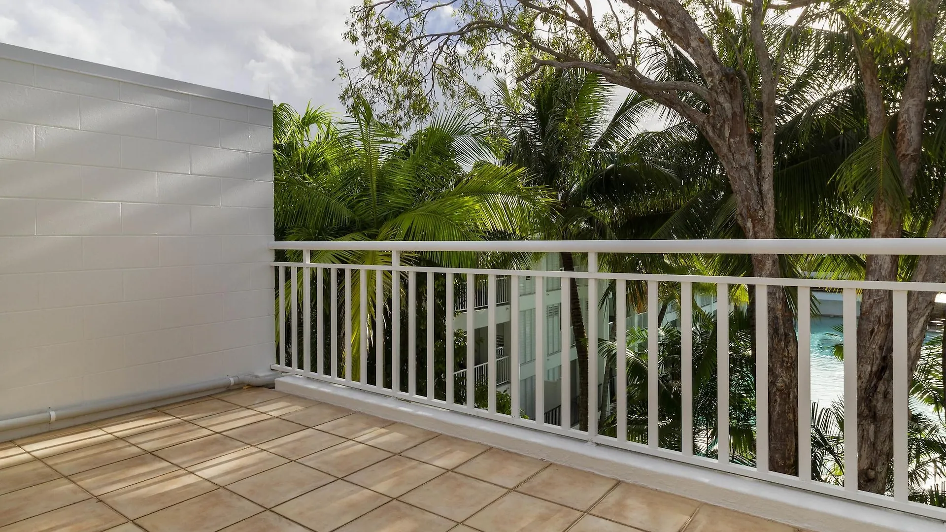 The White House Port Douglas 4*,